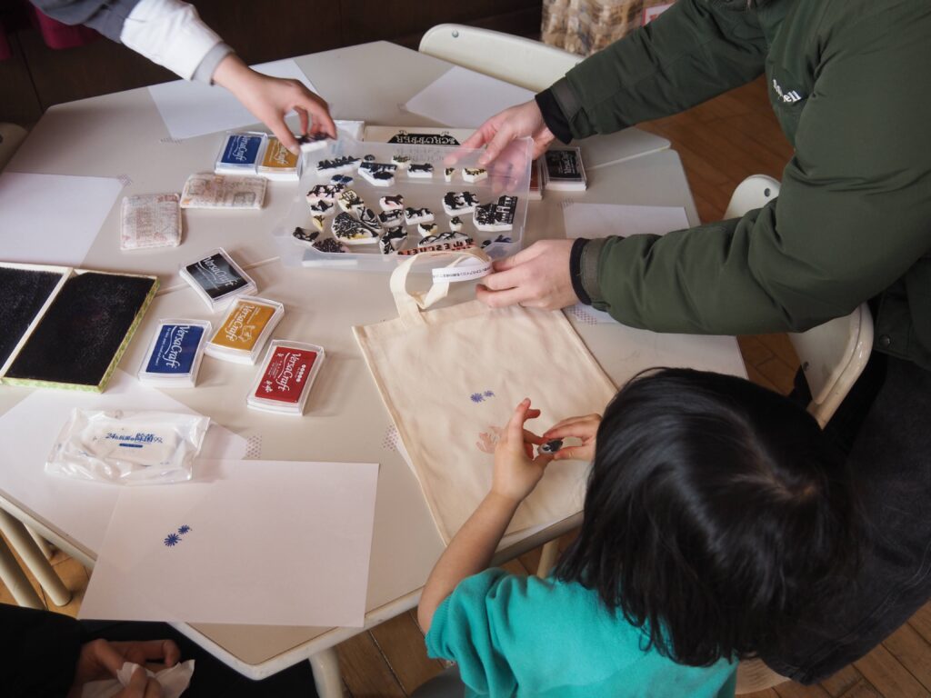 木育広場里山エスクエラの1周年イベントで、おもちゃコンサルタントと子どもたちが積み木やワークショップで遊んでいる賑やかな風景