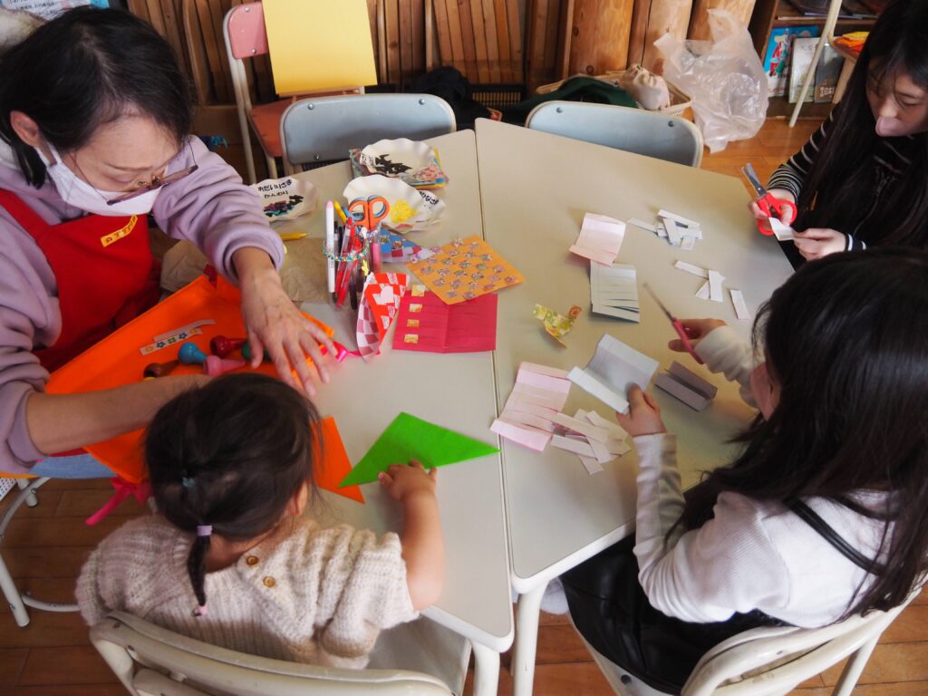 木育広場里山エスクエラの1周年イベントで、おもちゃコンサルタントと子どもたちが積み木やワークショップで遊んでいる賑やかな風景