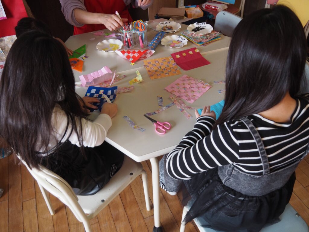 木育広場里山エスクエラの1周年イベントで、おもちゃコンサルタントと子どもたちが積み木やワークショップで遊んでいる賑やかな風景