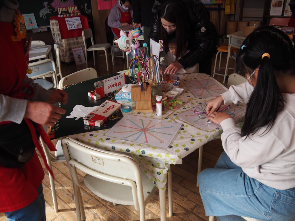 木育広場里山エスクエラの1周年イベントで、おもちゃコンサルタントと子どもたちが積み木やワークショップで遊んでいる賑やかな風景