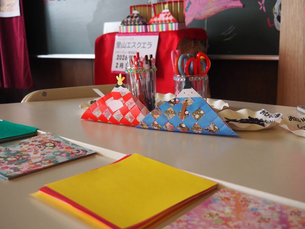 木育広場里山エスクエラの1周年イベントで、おもちゃコンサルタントと子どもたちが積み木やワークショップで遊んでいる賑やかな風景