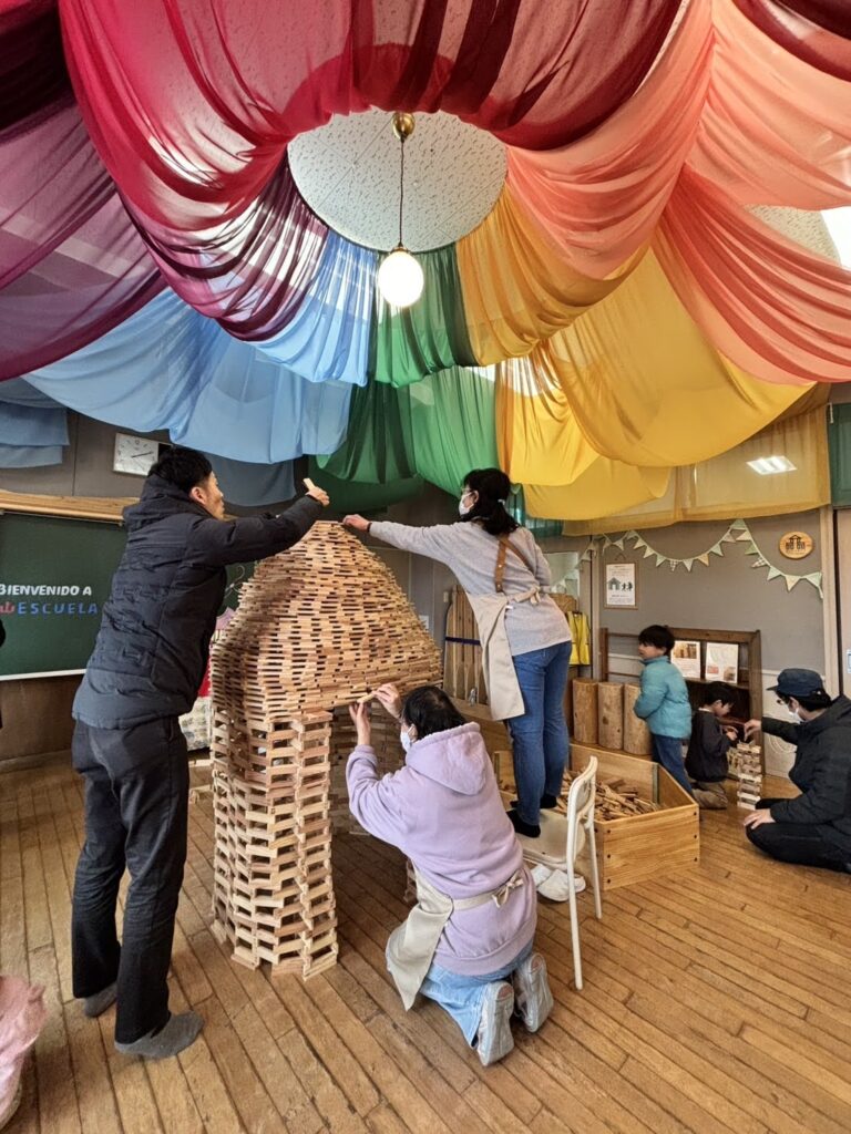 木育広場里山エスクエラの1周年イベントで、おもちゃコンサルタントと子どもたちが積み木やワークショップで遊んでいる賑やかな風景