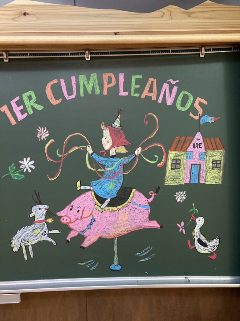 木育広場里山エスクエラの黒板に描かれた、絵本「まりーちゃんとおまつり」のキャラクターたちのチョークアート