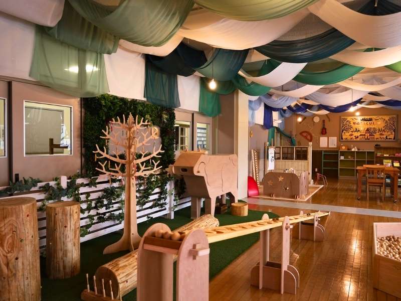 天候に関係なく遊べる、木の温もりあふれる里山エスクエラの室内広場